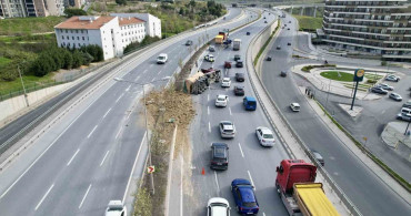 Başakşehir'de Hafriyat Kamyonu Devrildi