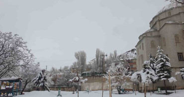 Başkale'de Nisan Ayında Beklenmedik Kar Yağışı