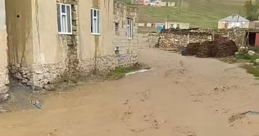 Başkale'de sağanak sonrası sel meydana geldi