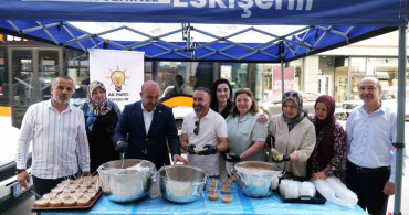 Başkan Albayrak, vatandaşlara aşure ikram etti