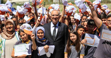 Başkan Arslan öğrencilerin karne heyecanına ortak oldu