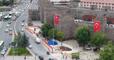 Başkan Büyükkılıç, Cumhuriyet Meydanı’ndaki yenileme çalışmalarını yerinde inceledi
