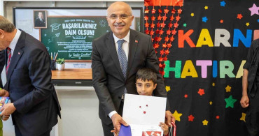 Başkan Er, öğrencilerin karne heyecanına ortak oldu