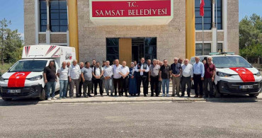 Başkan Fırat, iki aracı şahsi bütçesi ile alarak belediyeye hibe etti