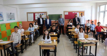 Başkan Özdoğan, Hacılar’da karne coşkusuna ortak oldu