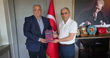 Başkan Öztürk, Kaymakam Güney'e 'Helvacı Kilimi' kitabını takdim etti