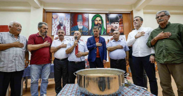 Başkan Tugay aşure lokmasını paylaştı
