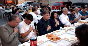 Başkan Tugay, Kınık’ta muharrem lokmasını paylaştı