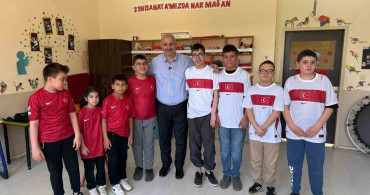 Başkan Yıldız Öğrencilere Milli Forma Hediye Etti
