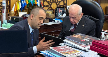 Başkan Yurdagül, Bahçeli'ye Osmanlı Kılıcı Hediye Etti