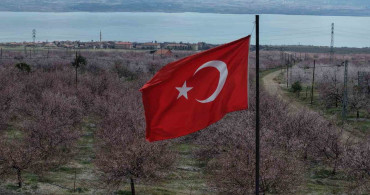 Baskil’de Kayısı Bahçeleri Eşsiz Manzaralar Sunuyor