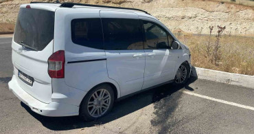 Batman'da hafif ticari araç kontrolden çıkarak refüje çarptı