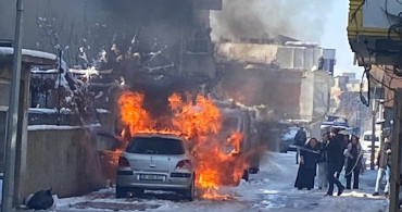 Batman'da Park Halindeki Araç Alev Alev Yandı
