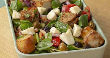 Bayat Pideden Enfes Bir Salata Tarifi