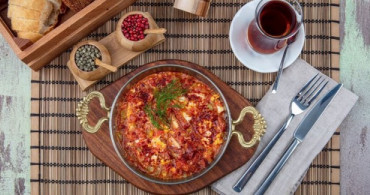 Bayatlamış Simitleri Değerlendirin: Fırında Simitli Sebzeli Omlet Tarifi!