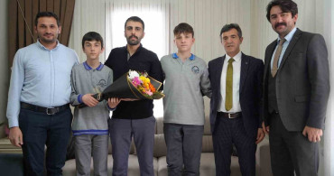 Bayburtlu Komiser İçin Öğrencilerden Anlamlı Ziyaret