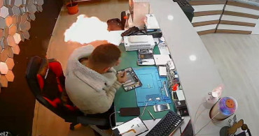 Bayburt'ta Şişen Telefon Bataryası Patladı