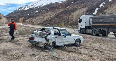 Bayburt'ta Tır ve Otomobil Çarpıştı: 3 Yaralı