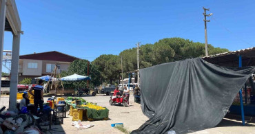 Bayındır'da şiddetli fırtına pazar yerini etkiledi