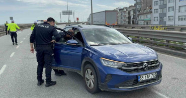 Bayrak Sallayan Karayolları Çalışanına Otomobil Çarptı
