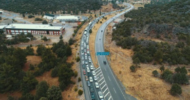Bayram tatili bitti yolculuk başladı! Antalya'da tatilcilerin dönüş yolculuğu trafiği kilitledi