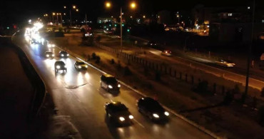 Bayram tatilini değerlendirmek isteyenler yola döküldü: Durma noktasına gelen trafik havadan görüntülendi