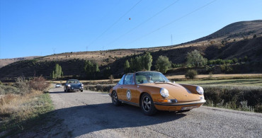 Belçika'dan Gelen Klasik Otomobil Tutkunları Bayburt'u Keşfetti