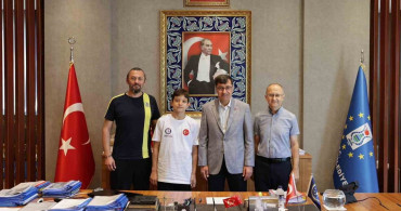 Belediye Başkanı Kahveci, milli yüzücü ömer cengiz’i ağırladı