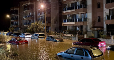 Bergama'da Kuvvetli Sağanak Su Baskınlarına Neden Oldu