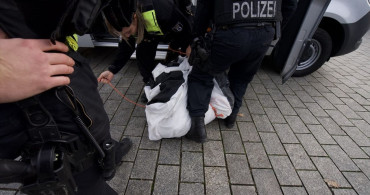 Berlin'de Brandenburg Kapısı'na Filistin Destek Pankartı Asıldı