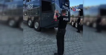 Berlin'de polis TOMA'larla halkı serinletti