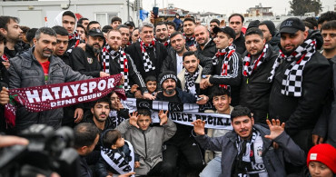 Beşiktaş Kulübü Başkanı Serdal Adalı, Hatay'da Depremzedeleri Ziyaret Etti