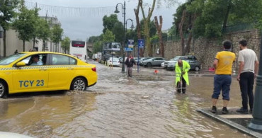 Beşiktaş'ta sağanak yağış, çırağan caddesi'ni etkiledi