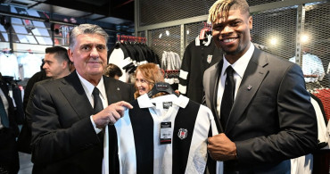 Beşiktaş'ta Yeni Transferlerin İmza Töreni