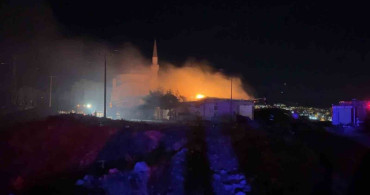 Besni'de rüzgarın etkisiyle büyüyen yangında 3 iş yeri zarar gördü, 1 kişi yaralandı