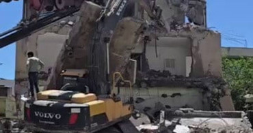 Beton Bloğu İş Makinesinin Üzerine Düştü: Operatör Hayatta Kaldı