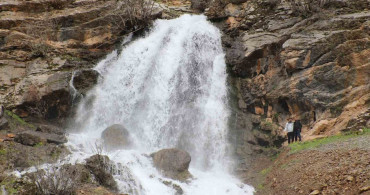Beyaz Su Şelalesi Doğaseverlerin İlgi Odağı