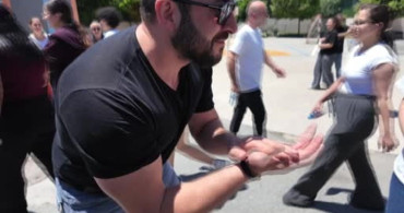 Beylikdüzü'nde bir veli, sınavdan çıkan çocuğunu çiçeklerle karşıladı