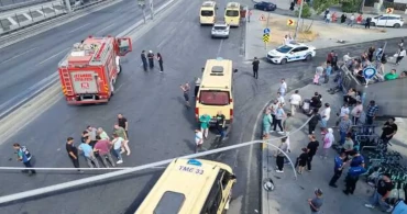 Beylikdüzü'nde TIR köprünün ayağına çarptı! Yol trafiğe kapatıldı, yaralılar var
