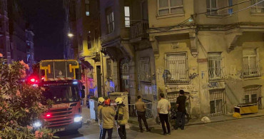 Beyoğlu'nda binada kısmi çökme meydana geldi, sakinler tahliye edildi