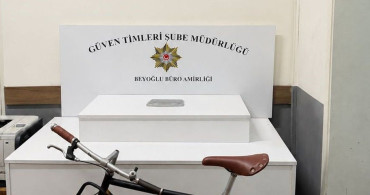 Beyoğlu'nda bir kişi antika bisiklet çaldı, güven timleri tarafından yakalandı