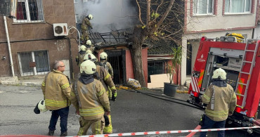 Beyoğlu'nda Gecekonduda Yangın: 2 Kişi Dumandan Etkilendi