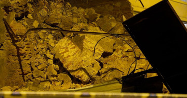 Beyoğlu'ndaki Tarihi Bina Duvarı Yıkıldı