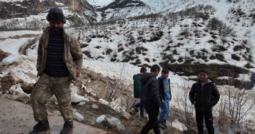 Beytüşşebap'tan Anlamlı Destek: Çocuklar İşçilere Yemek Taşıyor