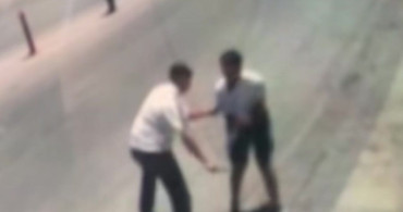 Bıçakla yaralanan genç hastaneye kaldırıldı, şüpheli teslim oldu