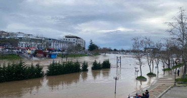 Biga'da Kocabaş Çayı Taştı: Otopark Sular Altında