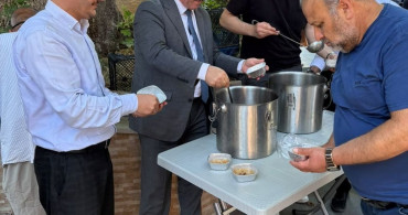 Bilecik İl Müftüsü Ahmet Dilek aşure dağıttı