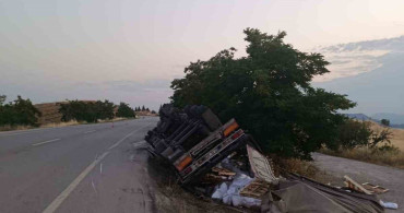 Bilecik’te devrilen tırın sürücüsü yaralandı