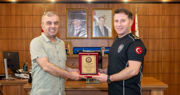 Bilecik'te emekli olan polis memuru Ali Mesut Taner'e plaket takdim edildi