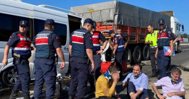 Bilecik'te feci trafik kazası! Öğrencileri taşıyan minibüs kamyona çarptı